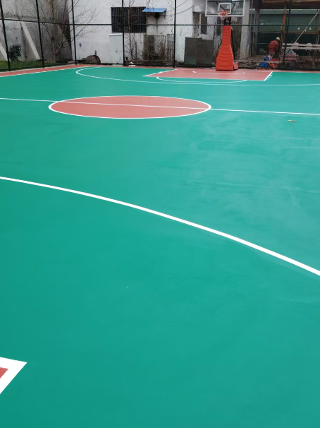 后安镇 球场长期使用易出现地面开裂